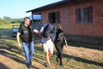 Cachoeirinha, RS, BRASIL, 09/12/2022- Operação policial em Cachoeirinha. Polícia Civil realiza operação contra facções que faziam consórcio para trazer drogas do Paraguai ao RSFoto: Ronaldo Bernardi / Agencia RBS<!-- NICAID(15292672) -->