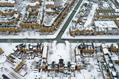 An aerial view shows snow covering the rooftops of houses and roads, surrounding a canal in Wapping, east London on December 12, 2022. (Photo by Daniel LEAL / AFP)Editoria: WEALocal: LondonIndexador: DANIEL LEALSecao: reportFonte: AFPFotógrafo: STF<!-- NICAID(15292684) -->