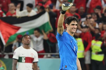 Moroccos goalkeeper #01 Yassine Bounou celebrates with supporters after his team won the Qatar 2022 World Cup quarter-final football match between Morocco and Portugal at the Al-Thumama Stadium in Doha on December 10, 2022. (Photo by KARIM JAAFAR / AFP)Editoria: SPOLocal: DohaIndexador: KARIM JAAFARSecao: soccerFonte: AFPFotógrafo: STR<!-- NICAID(15293040) -->