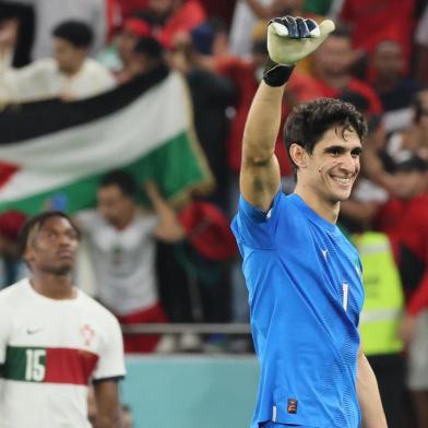 Moroccos goalkeeper #01 Yassine Bounou celebrates with supporters after his team won the Qatar 2022 World Cup quarter-final football match between Morocco and Portugal at the Al-Thumama Stadium in Doha on December 10, 2022. (Photo by KARIM JAAFAR / AFP)Editoria: SPOLocal: DohaIndexador: KARIM JAAFARSecao: soccerFonte: AFPFotógrafo: STR<!-- NICAID(15293040) -->