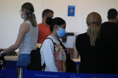 PORTO ALEGRE, RS, BRASIL, 24/11/2022-Recomendação da Anvisa que exige a volta da obrigatoriedade do uso de máscaras em aeroportos e aviões no Brasil.Foto: Ronaldo Bernardi / Agencia RBS<!-- NICAID(15276309) -->