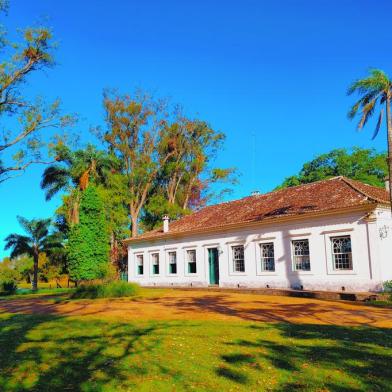 Bagé 1,2 e 3Legenda: Pedalinho, pescaria e passeio a cavalo, além de um churrasco de vala, é um dos destaques da Fazenda do SobradoCrédito: Paulo Batista / Divulgação<!-- NICAID(15288501) -->