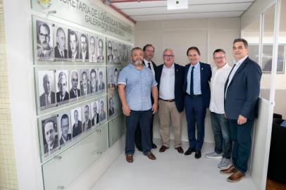 A inauguração de fotos nas galerias de ex-secretários costuma ser um ato burocrático, mas o governo de Ranolfo Vieira Júnior resolveu inovar. Ao transferir para o hall de entrada do 13º andar do prédio do Departamento Autônomo de Estradas de Rodagem os retratos dos secretários que ajudaram a construir a história da Secretaria dos Transportes, o governo prestou uma homenagem aos últimos ocupantes da cadeira. Com a mudança da antiga sede, no Centro Administrativo, para o prédio do Daer foram incorporadas ao acervo as fotos dos últimos seis secretários:Beto Albuquerque (2011-2012), Caleb Medeiros de Oliveira (2012-2013), João Victor de Oliveira Domingues (2013-2015), Pedro Westphalen (2015-2018), Humberto Canuso (2018-2019) e Juvir Costella (2019/2022). Por questões de agenda, o ex-secretário Canuso foi o único a não comparecer. <!-- NICAID(15293458) -->