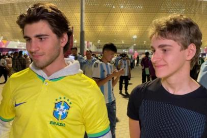 Luca e Enrico, torcedores brasileiros na semifinal Argentina x Croácia, Copa do Mundo do Catar, 2022<!-- NICAID(15294166) -->