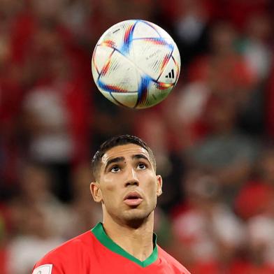 Moroccos defender #02 Achraf Hakimi eyes the ball during the Qatar 2022 World Cup round of 16 football match between Morocco and Spain at the Education City Stadium in Al-Rayyan, west of Doha on December 6, 2022. (Photo by KARIM JAAFAR / AFP)Editoria: SPOLocal: DohaIndexador: KARIM JAAFARSecao: soccerFonte: AFPFotógrafo: STR<!-- NICAID(15287097) -->