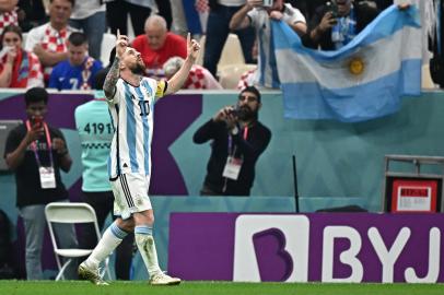 Argentinas forward #10 Lionel Messi celebrates after he scored his teams first goal from the penalty spot during the Qatar 2022 World Cup football semi-final match between Argentina and Croatia at Lusail Stadium in Lusail, north of Doha on December 13, 2022. (Photo by Anne-Christine POUJOULAT / AFP)Editoria: SPOLocal: DohaIndexador: ANNE-CHRISTINE POUJOULATSecao: soccerFonte: AFPFotógrafo: STF<!-- NICAID(15294338) -->