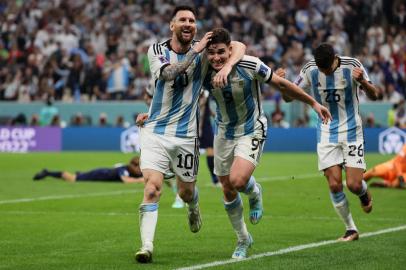 Argentinas forward #09 Julian Alvarez (C) celebrates with Argentinas forward #10 Lionel Messi after he scored his teams second goal during the Qatar 2022 World Cup football semi-final match between Argentina and Croatia at Lusail Stadium in Lusail, north of Doha on December 13, 2022. (Photo by JACK GUEZ / AFP)Editoria: SPOLocal: DohaIndexador: JACK GUEZSecao: soccerFonte: AFPFotógrafo: STF<!-- NICAID(15294365) -->