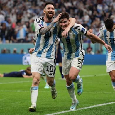 Argentinas forward #09 Julian Alvarez (C) celebrates with Argentinas forward #10 Lionel Messi after he scored his teams second goal during the Qatar 2022 World Cup football semi-final match between Argentina and Croatia at Lusail Stadium in Lusail, north of Doha on December 13, 2022. (Photo by JACK GUEZ / AFP)Editoria: SPOLocal: DohaIndexador: JACK GUEZSecao: soccerFonte: AFPFotógrafo: STF<!-- NICAID(15294365) -->