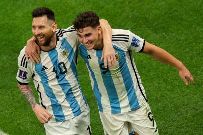 Argentinas forward #09 Julian Alvarez celebrates with Argentinas forward #10 Lionel Messi (L) after scoring his teams second goal during the Qatar 2022 World Cup football semi-final match between Argentina and Croatia at Lusail Stadium in Lusail, north of Doha on December 13, 2022. (Photo by Adrian DENNIS / AFP)Editoria: SPOLocal: DohaIndexador: ADRIAN DENNISSecao: soccerFonte: AFPFotógrafo: STF<!-- NICAID(15294429) -->