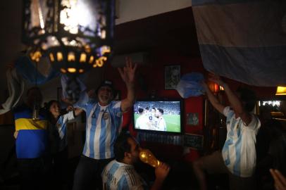 13/12/2022 - PORTO ALEGRE, RS - Argentinos acompanham jogo entre Argentina e Croácia, valendo vaga na final da Copa do Mundo no Catar. FOTO: André Ávila, Agência RBS<!-- NICAID(15294537) -->