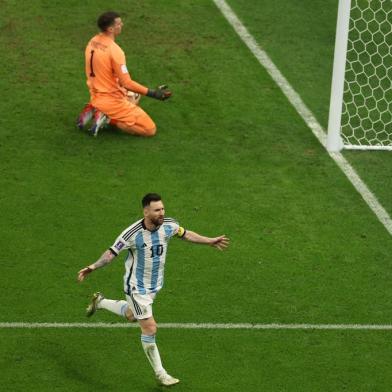 Argentinas forward #10 Lionel Messi celebrates scoring his teams first goal past Croatias goalkeeper #01 Dominik Livakovic during the Qatar 2022 World Cup football semi-final match between Argentina and Croatia at Lusail Stadium in Lusail, north of Doha on December 13, 2022. (Photo by Adrian DENNIS / AFP)Editoria: SPOLocal: DohaIndexador: ADRIAN DENNISSecao: soccerFonte: AFPFotógrafo: STF<!-- NICAID(15294570) -->