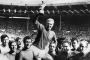 Englands national soccer team captain Bobby Moore holds aloft the Jules Rimet trophy as he is carried by his teammates following Englands victory over Germany (4-2 in extra time) in the World Cup final 30 July 1966 at Wembley stadium in London.(From L : Gordon Banks, Alan Ball, Roger Hunt, Geoff Hurst - who scored three goals - , Ray Wilson, George Cohen and Bobby Charlton) (Photo by CENTRAL PRESS / AFP)Editoria: SPOLocal: LondonIndexador: -Secao: soccerFonte: CENTRAL PRESSFotógrafo: STR<!-- NICAID(15255082) -->