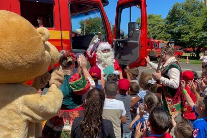 **FOTOGRAFIA A PEDIDO DE YASMIM GERARDI**Papai Noel visita crianças do Instituto do Câncer Infantil (ICI) com caminhão do Corpo de Bombeiros nesta quarta-feira (14)<!-- NICAID(15295328) -->