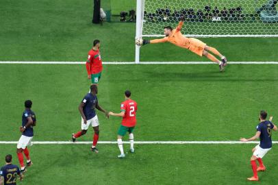 Frances goalkeeper #01 Hugo Lloris dives to save a shot during the Qatar 2022 World Cup semi-final football match between France and Morocco at the Al-Bayt Stadium in Al Khor, north of Doha on December 14, 2022. (Photo by Giuseppe CACACE / AFP)Editoria: SPOLocal: Al KhorIndexador: GIUSEPPE CACACESecao: soccerFonte: AFPFotógrafo: STF<!-- NICAID(15295490) -->