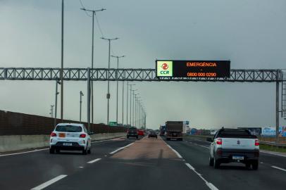 12/12/2022 - Foto para a pauta especial sobre as condições das estradas gaúchas para o verão 2023. Na imagem, a Freeway, em Porto Alegre. FOTO: Jefferson Botega, Agência RBSIndexador: Jeff Botega<!-- NICAID(15293363) -->