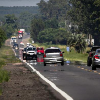 VIAMÃO, RS, BRASIL, 12-12-2022: Ultrapassagem no km 46. Situação da RS-040, estrada que concentra parte do movimento em direção ao litoral norte do RS durante a temporada de verão. Foto: Mateus Bruxel / Agência RBSIndexador: Mateus Bruxel<!-- NICAID(15293034) -->