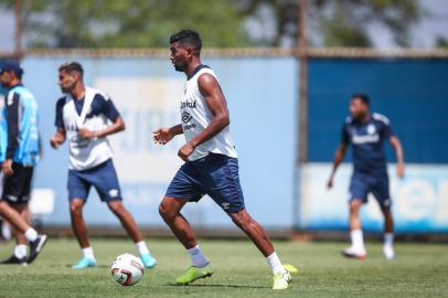 RS - FUTEBOL/ PRE-TEMPORADA GREMIO 2023 - ESPORTES - Jogadores do Gremio realizam treinamento técnico durante esta sexta-feira, no CT Presidente Luiz Carvalho, durante a Pre-Temporada Gremio MrJack 2023. FOTO: LUCAS UEBEL/GREMIO FBPA<!-- NICAID(15297909) -->