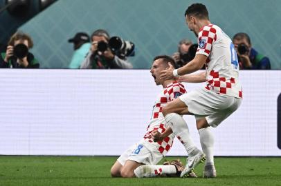 Mislav Orsic celebra com Perisic o segundo gol da Croácia na disputa pelo terceiro lugar da Copa do Mundo