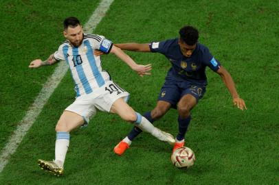 Argentinas forward #10 Lionel Messi is challenged by Frances forward #20 Kingsley Coman during the Qatar 2022 World Cup football final match between Argentina and France at Lusail Stadium in Lusail, north of Doha on December 18, 2022. (Photo by Odd ANDERSEN / AFP)Editoria: SPOLocal: DohaIndexador: ODD ANDERSENSecao: soccerFonte: AFPFotógrafo: STF<!-- NICAID(15298517) -->