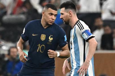 Frances forward #10 Kylian Mbappe (L) gestures towards Argentinas forward #10 Lionel Messi (R) during the Qatar 2022 World Cup final football match between Argentina and France at Lusail Stadium in Lusail, north of Doha on December 18, 2022. (Photo by Anne-Christine POUJOULAT / AFP)Editoria: SPOLocal: DohaIndexador: ANNE-CHRISTINE POUJOULATSecao: soccerFonte: AFPFotógrafo: STF<!-- NICAID(15298514) -->