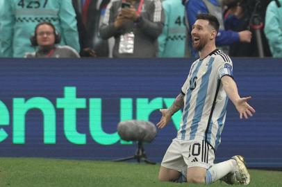 Argentinas forward #10 Lionel Messi celebrates scoring his teams third goal during the Qatar 2022 World Cup final football match between Argentina and France at Lusail Stadium in Lusail, north of Doha on December 18, 2022. (Photo by Adrian DENNIS / AFP)Editoria: SPOLocal: DohaIndexador: ADRIAN DENNISSecao: soccerFonte: AFPFotógrafo: STF<!-- NICAID(15298524) -->