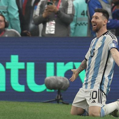 Argentinas forward #10 Lionel Messi celebrates scoring his teams third goal during the Qatar 2022 World Cup final football match between Argentina and France at Lusail Stadium in Lusail, north of Doha on December 18, 2022. (Photo by Adrian DENNIS / AFP)Editoria: SPOLocal: DohaIndexador: ADRIAN DENNISSecao: soccerFonte: AFPFotógrafo: STF<!-- NICAID(15298524) -->