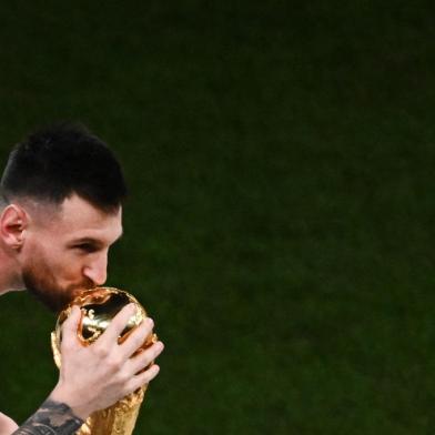 Argentinas forward #10 Lionel Messi kisses the World Cup Trophy at the end of the Qatar 2022 World Cup final football match between Argentina and France at Lusail Stadium in Lusail, north of Doha on December 18, 2022. (Photo by Jewel SAMAD / AFP)Editoria: SPOLocal: DohaIndexador: JEWEL SAMADSecao: soccerFonte: AFPFotógrafo: STF<!-- NICAID(15298585) -->