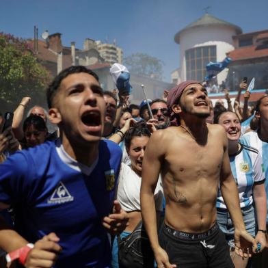 Fans of Argentina gather at the former house of late football star Diego Maradona to watch the live broadcast of the Qatar 2022 Fifa World Cup final football match between Argentina and France in Buenos Aires, on December 18, 2022. (Photo by TOMAS CUESTA / AFP)<!-- NICAID(15298551) -->