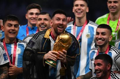 Argentinas forward #10 Lionel Messi lifts the World Cup trophy during the Qatar 2022 World Cup trophy ceremony after the football final match between Argentina and France at Lusail Stadium in Lusail, north of Doha on December 18, 2022. - Argentina won in the penalty shoot-out. (Photo by FRANCK FIFE / AFP)Editoria: SPOLocal: DohaIndexador: FRANCK FIFESecao: soccerFonte: AFPFotógrafo: STF<!-- NICAID(15298755) -->