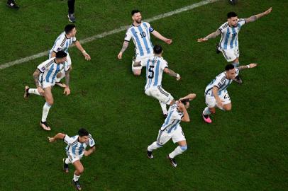 Argentinas forward #10 Lionel Messi celebrates with teammates after the Qatar 2022 World Cup final football match between Argentina and France at Lusail Stadium in Lusail, north of Doha on December 18, 2022. (Photo by Antonin THUILLIER / AFP)Editoria: SPOLocal: DohaIndexador: ANTONIN THUILLIERSecao: soccerFonte: AFPFotógrafo: STF<!-- NICAID(15298760) -->