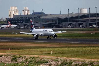 PORTO ALEGRE, RS, BRASIL -  22.12.2020 - Fotos da pista e fachadas do Aeroporto Internacional Salgado Filho, na capital. (Foto: Jefferson Botega/Agencia RBS)Indexador: Jefferson Botega<!-- NICAID(14674742) -->