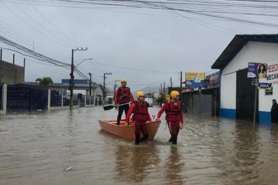 Fotes temporais e alagamentos atingem o estado catarinense, causando transtornos e mortes. Na imagem, Corpo de Bombeiros levando moradores de Santo Amaro da Imperatiz, em SC.<!-- NICAID(15300773) -->