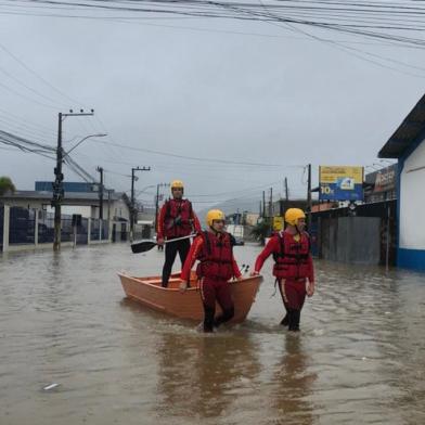 Fotes temporais e alagamentos atingem o estado catarinense, causando transtornos e mortes. Na imagem, Corpo de Bombeiros levando moradores de Santo Amaro da Imperatiz, em SC.<!-- NICAID(15300773) -->