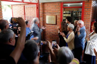 Porto Alegre, RS, Brasil, 20/12/2022 - Placa em homenagem a David Coimbra na Biblioteca Pública Romano Reif - Foto: Anselmo Cunha/Agência RBS<!-- NICAID(15300436) -->