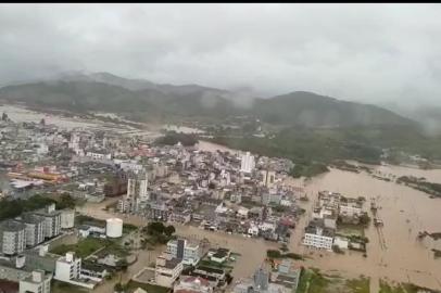 Fortes precipitações atingem cidades catarinenses, gerando inúmeros transtornos e também mortes<!-- NICAID(15300802) -->