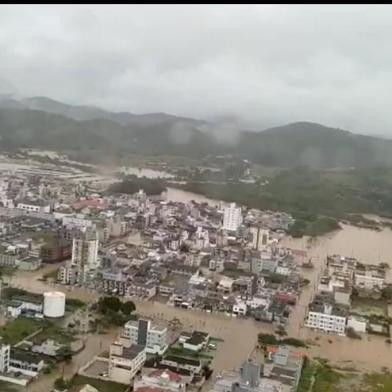 Fortes precipitações atingem cidades catarinenses, gerando inúmeros transtornos e também mortes<!-- NICAID(15300802) -->