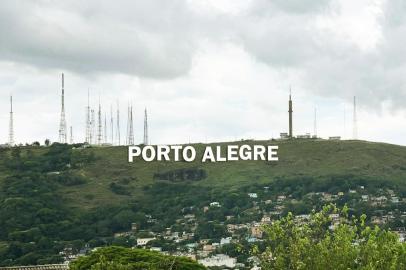 Simulação de como ficaria o letreiro de Porto Alegre no Morro da Polícia.<!-- NICAID(15300953) -->