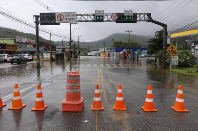 20.12.2022 - SC-405 - Rio Tavares - Pontos de Alagamento - foto Cristiano Andujar/Prefeitura Municipal Florianópolis / Divulgação<!-- NICAID(15301286) -->