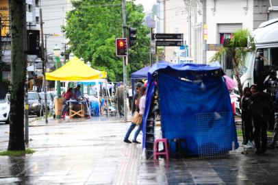 CAXIAS DO SUL, RS, 20/12/2022. Comércio informal - Movimento dedos ambulantes na rua Dr Montaury, no espaço destinado a eles pela prefeitura. Movimewnto do comércio.  (Porthus Junior/Agência RBS)<!-- NICAID(15300849) -->