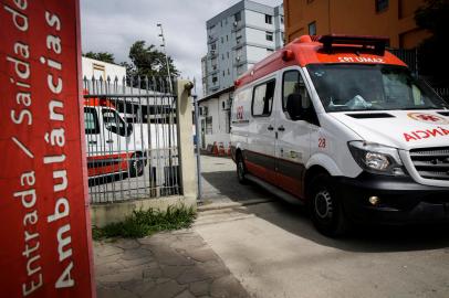 PORTO ALEGRE, RS, BRASIL, 19-03-2021: Movimentacao de ambulancias e equipes de socorristas do Samu (Servico de Atendimento Medico de Urgencia) no patio da sede administrativa da instituicao. O volume de trabalho desses profissionais de saude aumentou mais com o agravamento da pandemia. As profissionais que fazem a higienizacao das viaturas tambem nao tem descanso. Ambulancias que atenderam pacientes com covid-19 chegam e saem a todo momento. (Foto: Mateus Bruxel / Agencia RBS)Indexador: Mateus Bruxel<!-- NICAID(14739454) -->