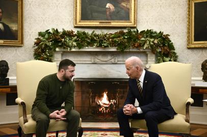 US President Joe Biden and Ukraines President Volodymyr Zelensky meet in the Oval Office  of the White House, in Washington, DC on December 21, 2022. - Zelensky is in Washington to meet with US President Joe Biden and address Congress -- his first trip abroad since Russia invaded in February. (Photo by Brendan SMIALOWSKI / AFP)<!-- NICAID(15301868) -->