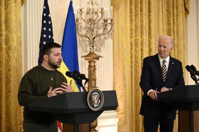 US President Joe Biden and Ukraines President Volodymyr Zelensky hold a press conference in the East Room of the White House in Washington, DC, on December 21, 2022. - US President Joe Biden told Ukrainian leader Volodymyr Zelensky after a meeting at the White House on Wednesday that Ukraine will never stand alone. Ukraines fight is part of something much bigger, Biden said at a joint press conference with Zelensky by his side, pledging that the United States would lend its support against Russian aggression for as long as it takes. (Photo by Brendan SMIALOWSKI / AFP)<!-- NICAID(15302348) -->