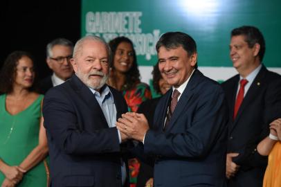 LULA ANUNCIA NOVOS NOMES PARA MINISTÉRIOSDF - LULA/ANUNCIA NOVOS NOMES PARA MINISTÉRIOS - POLÍTICA - Foto, Presidente Lula com Ministro do Desenvolvimento Social, Wellington Dias.  Nesta quinta (22) o Presidente eleito Luiz Inácio Lula da Silva anunciou novos nomes para compor o quadro ministerial de seu governo. 22/12/2022 - Foto: TON MOLINA/FOTOARENA/FOTOARENA/ESTADÃO CONTEÚDOEditoria: POLÍTICALocal: BRASÍLIAIndexador: TON MOLINAFonte: 2313160Fotógrafo: FOTOARENA<!-- NICAID(15302502) -->