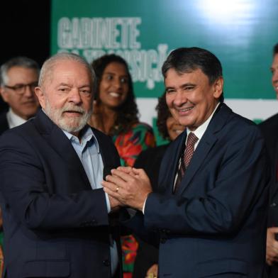 LULA ANUNCIA NOVOS NOMES PARA MINISTÉRIOSDF - LULA/ANUNCIA NOVOS NOMES PARA MINISTÉRIOS - POLÍTICA - Foto, Presidente Lula com Ministro do Desenvolvimento Social, Wellington Dias.  Nesta quinta (22) o Presidente eleito Luiz Inácio Lula da Silva anunciou novos nomes para compor o quadro ministerial de seu governo. 22/12/2022 - Foto: TON MOLINA/FOTOARENA/FOTOARENA/ESTADÃO CONTEÚDOEditoria: POLÍTICALocal: BRASÍLIAIndexador: TON MOLINAFonte: 2313160Fotógrafo: FOTOARENA<!-- NICAID(15302502) -->