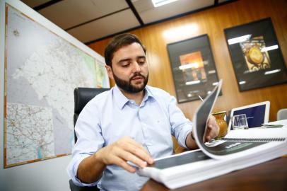 Porto Alegre, RS, Brasil - Vice governador, Gabriel Souza, encaminha últimas demandas no gabinete de transição de governo. Fotos: Jonathan Heckler / Agencia RBS<!-- NICAID(15302652) -->