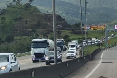 Tráfego intenso de veículos na BR-101, em Paulo Lopes, próximo ao Morro Agudo. Fotos: Lilian Guedes/Divulgação<!-- NICAID(15302906) -->