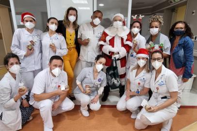 na luta contra o câncer, paciente darci juarez de campos homem, que épapai noel profissional, faz visita ao hospital moinhos de vento<!-- NICAID(15303260) -->