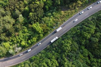 FARROUPILHA, RS, BRASIL, 11/11/2020. A curva da morte, no km 47 da RS-122, em Farroupilha, foi a campeã de infrações por excesso de velocidade nas primeiras quatro semanas de operação dos novos pardais em todo o estado. Entre os dias 9 e 31 de outubro, 1.219 foram flagrados acima do limite de 50 km/h pelos dois aparelhos instalados em cada ponta da curva. (Porthus Junior/Agência RBS)<!-- NICAID(14640495) -->