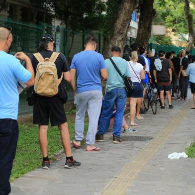 PORTO ALEGRE, RS, BRASIL,  07/01/2021- Fila para teste do Covid no posto Modelo. Foto: Ronaldo Bernardi / Agencia RBS<!-- NICAID(14984628) -->