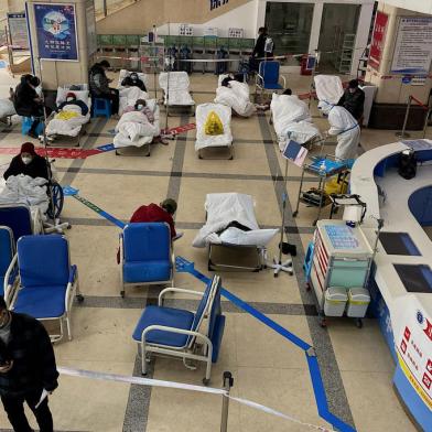 A man stands in front of a cordoned-off area, where Covid-19 coronavirus patients lie on hospital beds, in the lobby of the Chongqing No. 5 Peoples Hospital in Chinas southwestern city of Chongqing on December 23, 2022. (Photo by Noel CELIS / AFP)Editoria: HTHLocal: ChongqingIndexador: NOEL CELISSecao: diseaseFonte: AFPFotógrafo: STF<!-- NICAID(15303627) -->